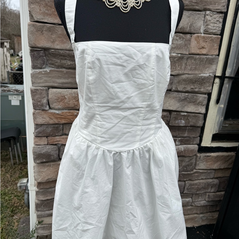 Elegant White Sleeveless Dress